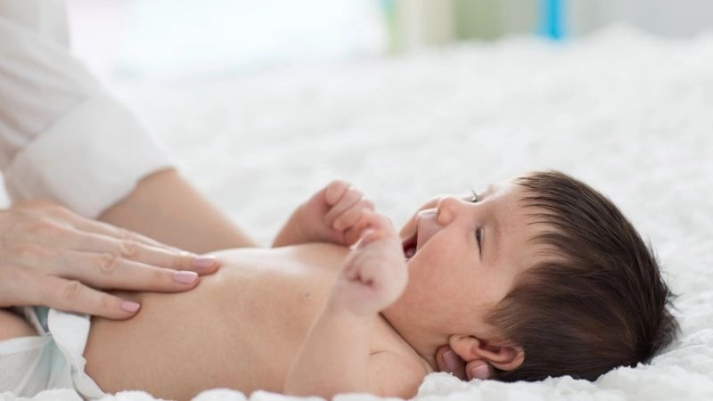 Mẹo dân gian chữa đau bụng cho trẻ sơ sinh an toàn