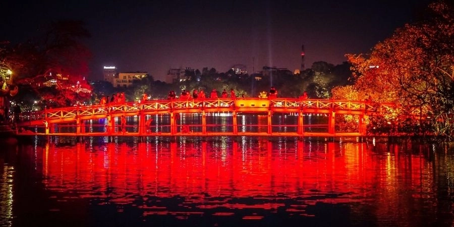 Cầu Thê Húc nét chấm phá rực rỡ giữa lòng hồ Gươm