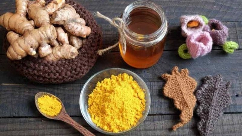 Mẹo dân gian chữa đau dạ dày từ nghệ và mật ong