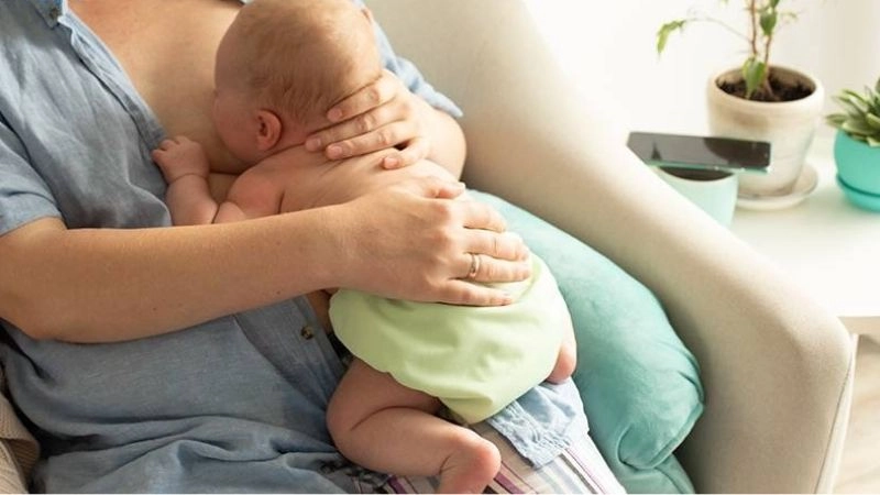 Mẹo dân gian chữa méo đầu cho trẻ mẹ nên tham khảo