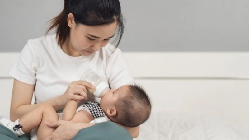 Làm gì khi em bé bị sôi bụng và đầy hơi khó chịu