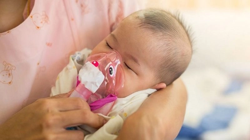 Nguyên nhân nào dẫn đến em bé bị viêm phổi
