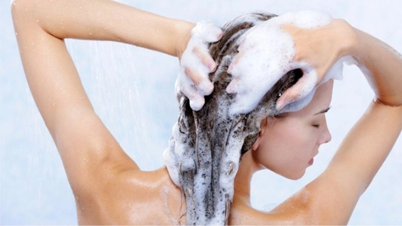 Việc sáng sớm gội đầu có sao không không chỉ nằm ở thời điểm mà còn ở cách thực hiện