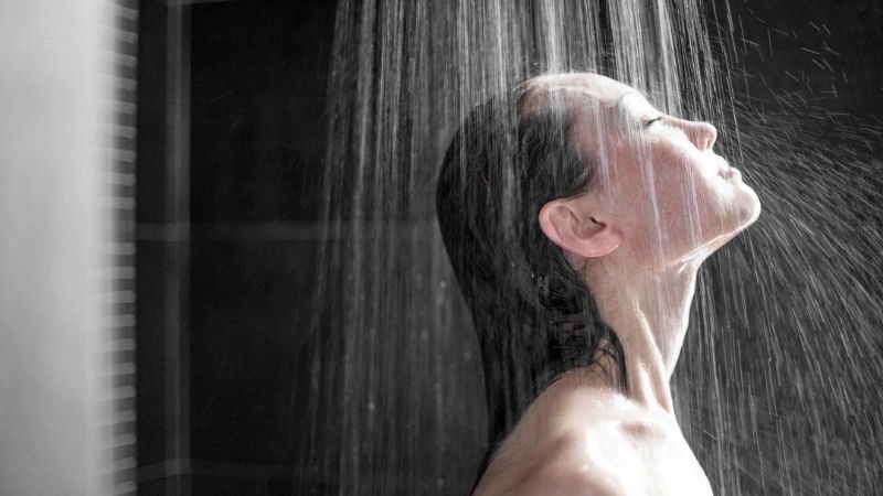 Những điều cần lưu ý khi tắm khuya