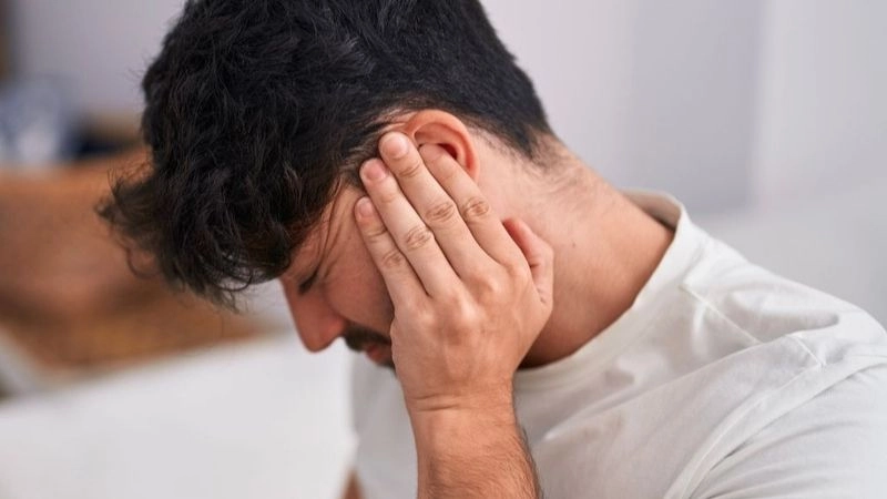 Làm gì khi mụn mọc trong tai gây khó chịu