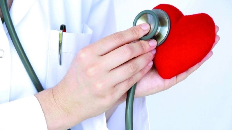 Lâu lâu bị nhói tim có sao không phụ thuộc vào các triệu chứng đi kèm