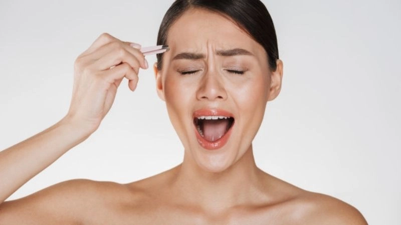 Lợi ích và tác hại của việc nhổ lông mày