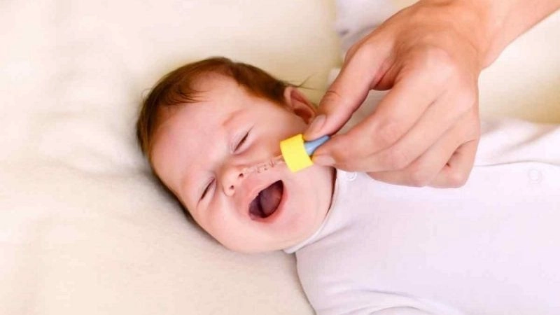 Vệ sinh mũi có tác dụng làm sạch khoang mũi, đồng thời cải thiện tình trạng ngạt mũi cũng như sổ mũi của trẻ sơ sinh