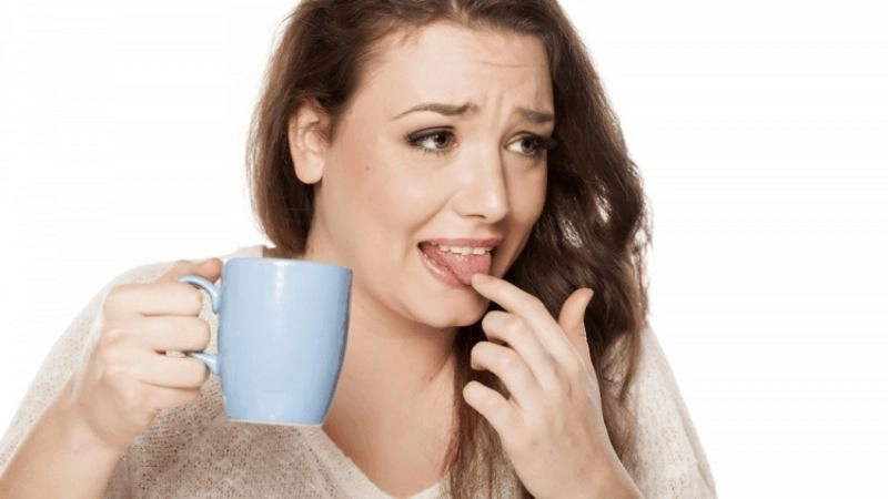 Bỏng lưỡi là tình trạng rất phổ biến xảy ra sau khi bạn vô tình ăn hoặc uống phải thực phẩm/thức uống quá nóng.