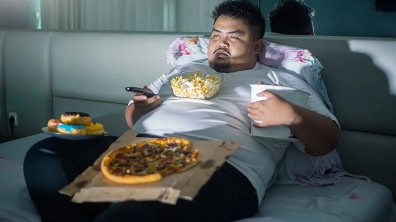 Tác hại của việc ăn khuya làm cơ thể dễ tăng cân