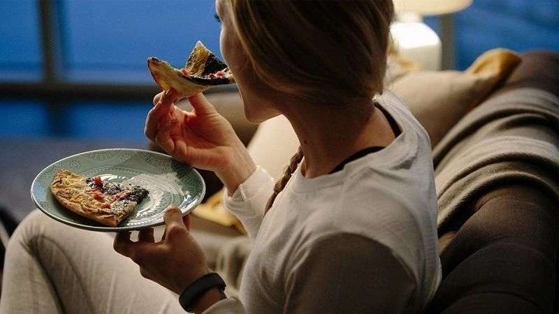 Tác hại của việc ăn khuya làm rối loạn đồng hồ sinh học