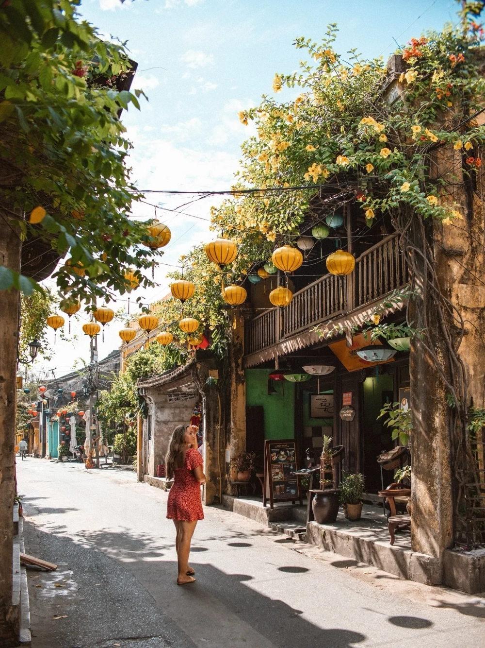 Trang trí kiến trúc nhà cổ Hội An bằng đèn lồng rực rỡ