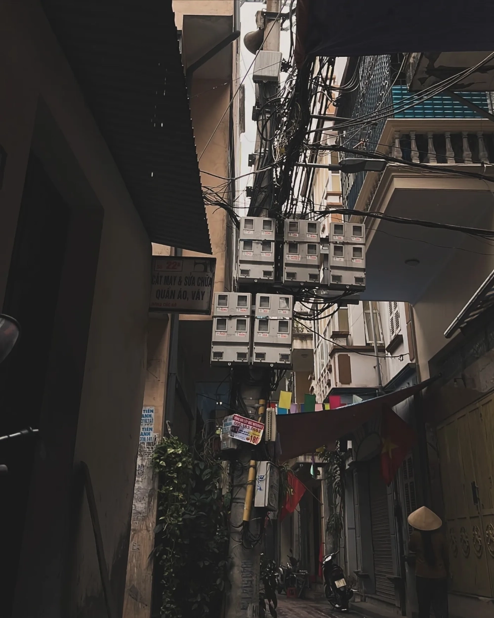 Hình ảnh xe điện Hà Nội xưa chạy dọc phố phường