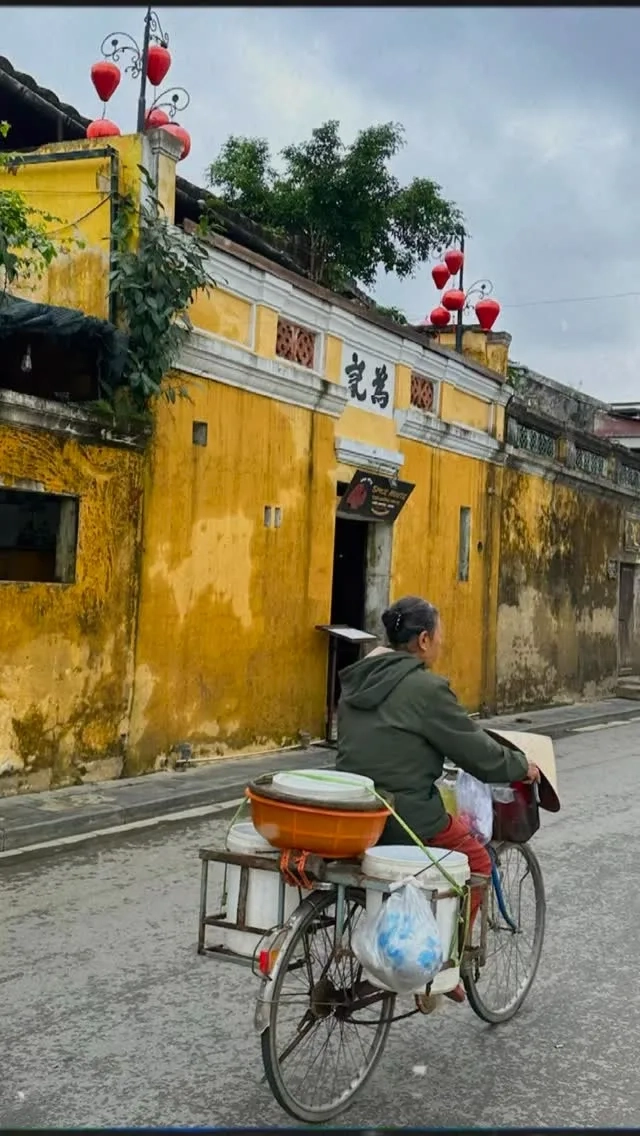 Kiến trúc nhà cổ Hội An 2 tầng với ban công gỗ nhỏ xinh