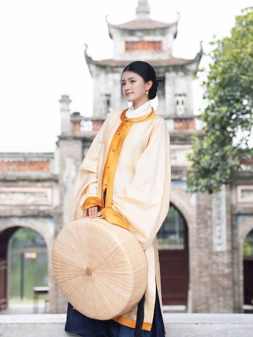 Tà áo dài Việt Nam thêu hoa sen tỉ mỉ trên nền vải lụa