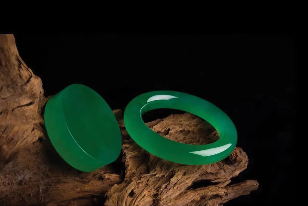 Vòng tay Ngọc Cẩm Thạch xanh lý với sắc xanh rực rỡ tự nhiên