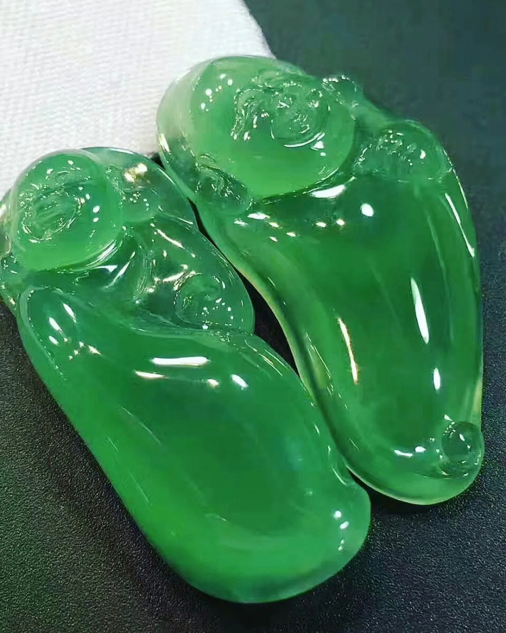 So sánh Ngọc Cẩm Thạch thật giả qua độ sáng của bề mặt