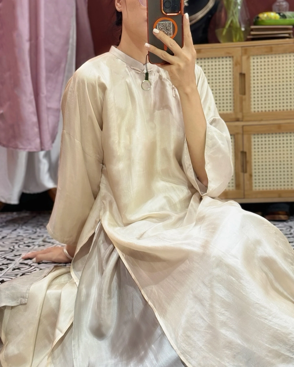 Mẫu tà áo dài Việt Nam truyền thống bằng lụa tơ tằm