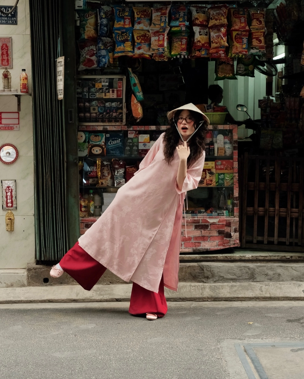 Tà áo dài Việt Nam cách tân với thiết kế hiện đại