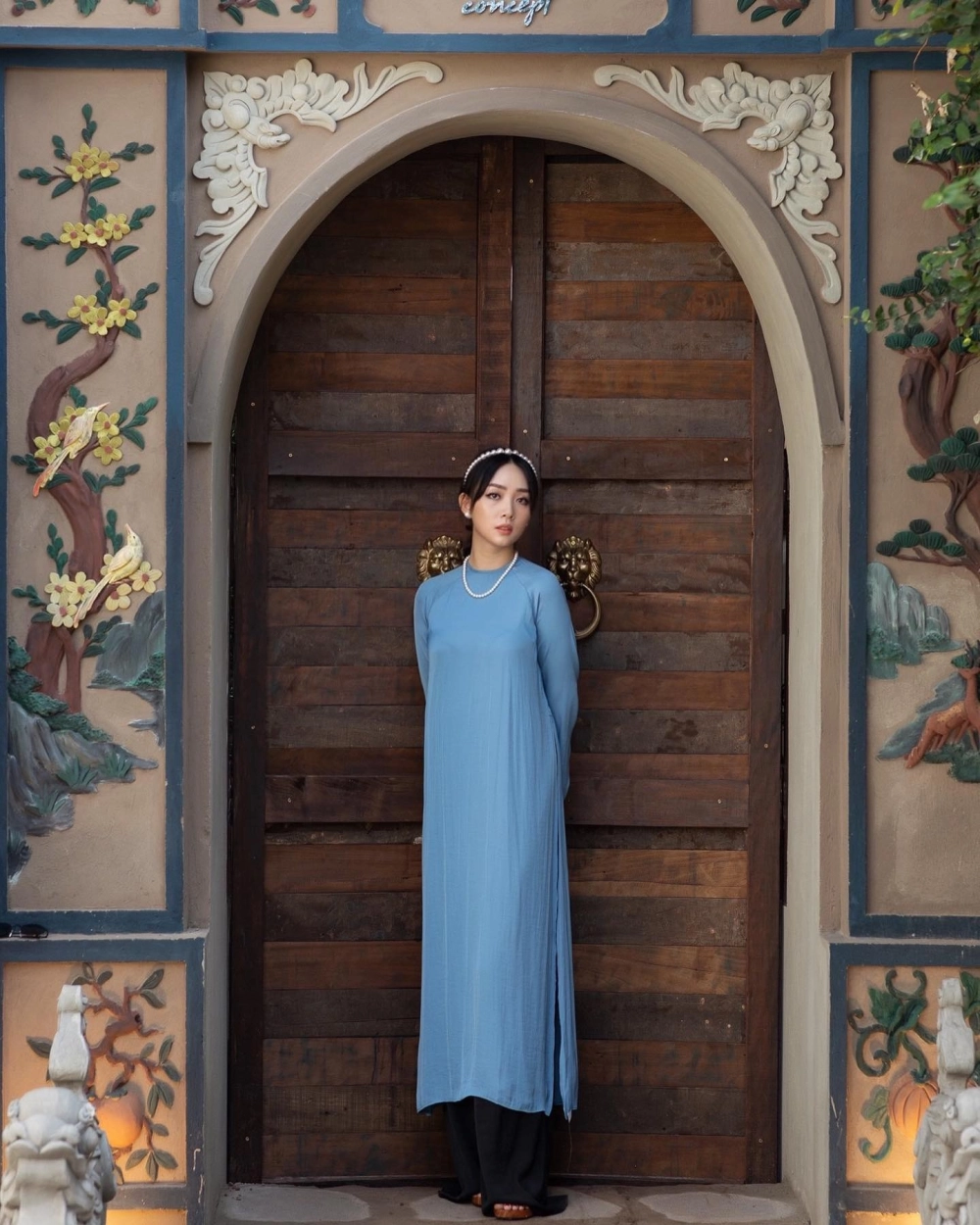 Tà áo dài Việt Nam đỏ rạng rỡ cho ngày cưới