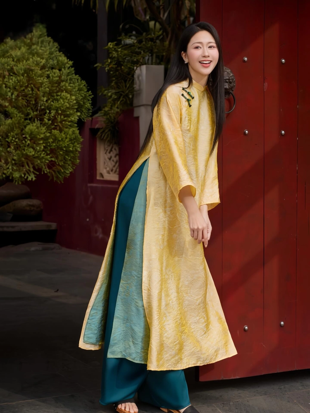 Hình ảnh tà áo dài Việt Nam truyền thống mang vẻ đẹp dịu dàng