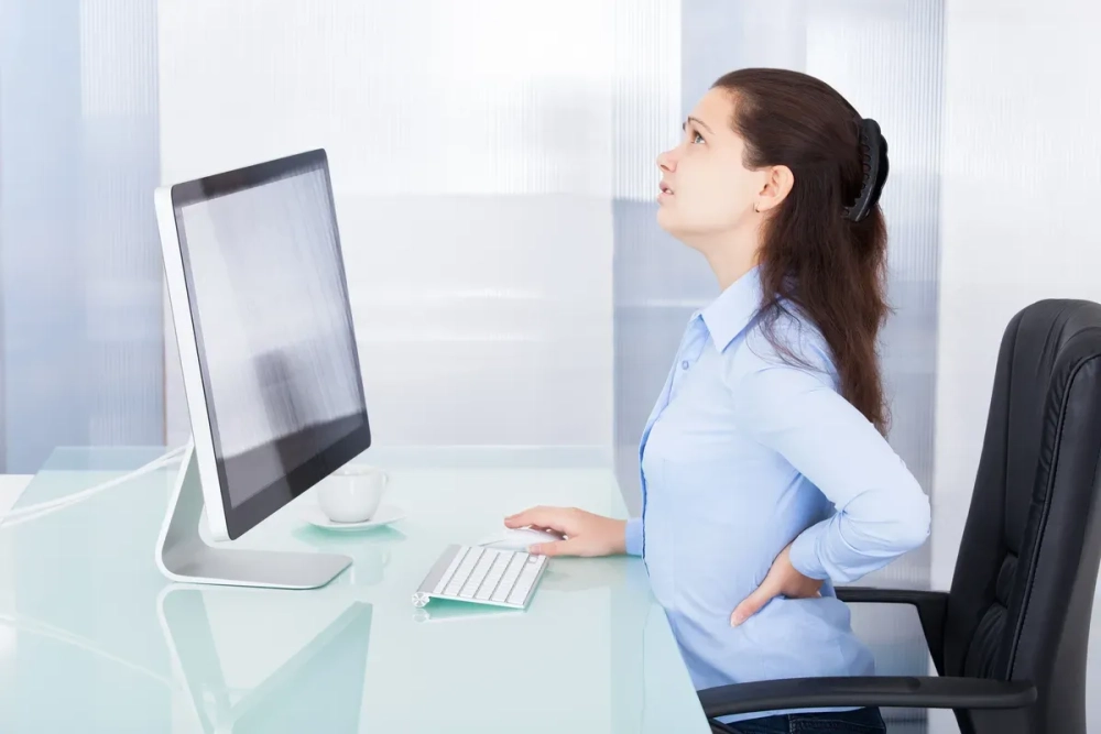 Nhân viên văn phòng có tư thế ngồi sai dùng máy tính bị gù lưng rõ rệt